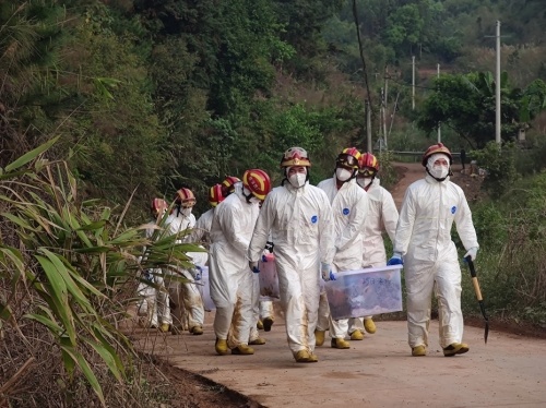 爭分奪秒地毯式搜救——東航客機墜毀事故現場第五天見聞