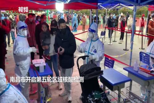 教師志愿者變身孩子們心中的“大白”