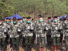 這一幕淚目！武警官兵在進場搜救前默哀