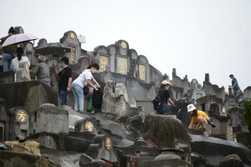 三天假期北京预计近百万人扫墓 远高于2020年