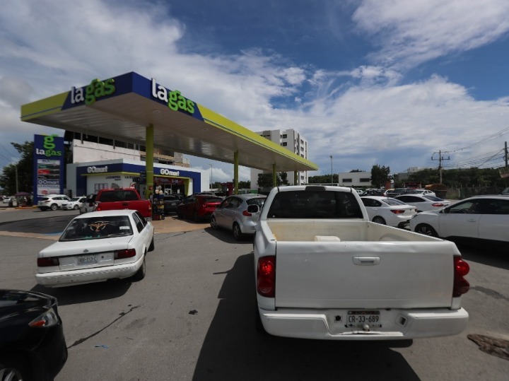 美国司机跨境加油　墨西哥边境汽油短缺