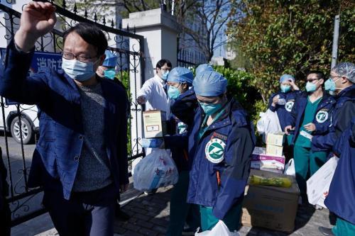 上海疾病预防控制中心病原生物检定实验室“机不停、人不断”