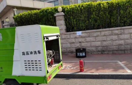 放置焚烧桶 专人保安全 济南市中城管护航绿色清明