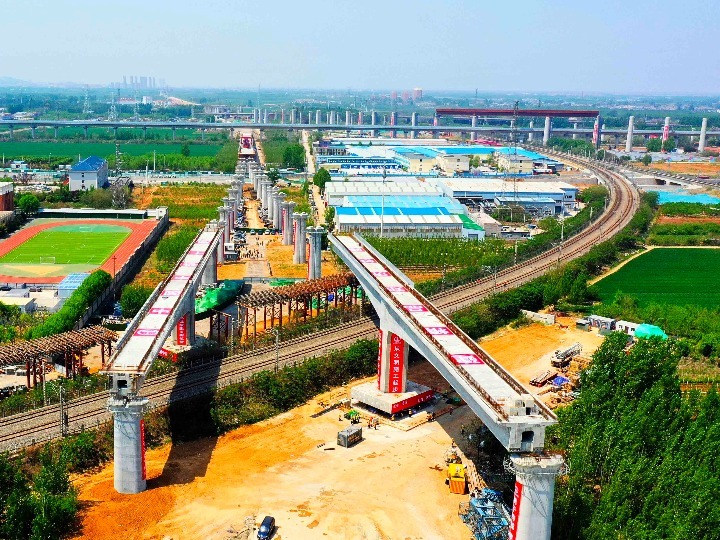 济郑高铁“两桥同转”攻克工程建设关键节点