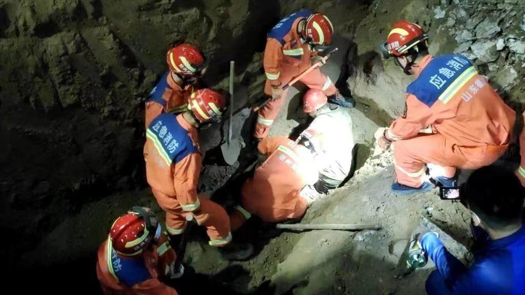 突发塌方！男子被埋3米深坑   消防员紧急掘地施救