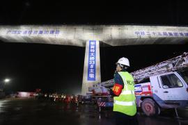 4500吨重84.6米长！南玉铁路首座转体桥完成“空中体操”