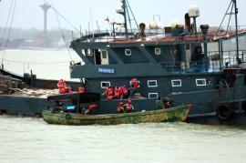 渔船搁浅9渔民被困 救援人员奋战13小时成功救助