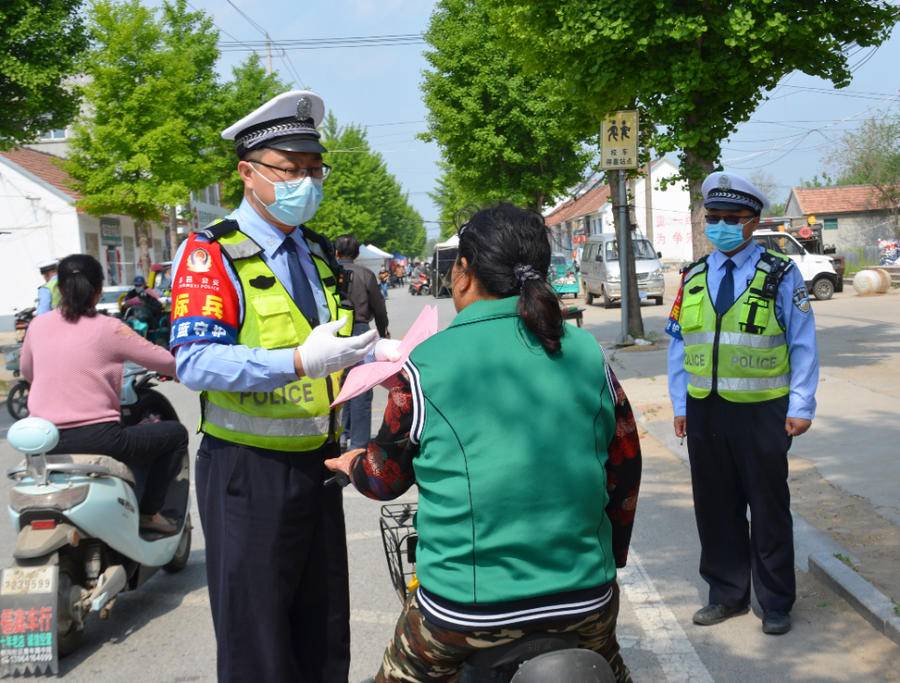 山东潍坊：电动车管理新规实施，交警提醒市民戴好头盔