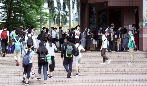 台湾新冠确诊学生单日增3396例 22县市2012校停课