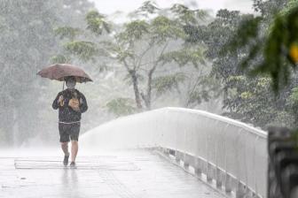 广东遭强降雨袭击 逾百镇街遇大暴雨特大暴雨