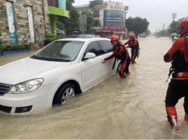 暴雨襲粵致多地變“澤國” 應急消防保護民眾安全