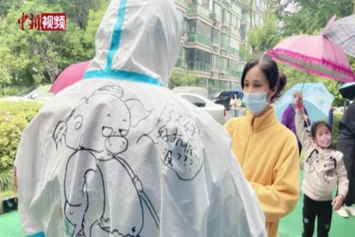 【上海战疫】上海志愿者在“大白”防护服上涂鸦为抗疫加油