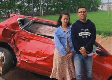 潍坊夫妻遇交通事故后现场合影留念：“人没事就是最大的幸运”