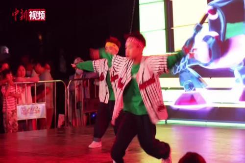 百名舞蹈爱好者走进南京时尚街区上演“舞林争霸”