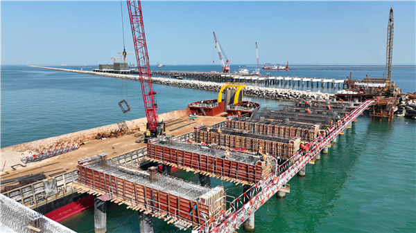 东营港北防波堤2个10万吨级油品化工泊位预计今年年底建成投产