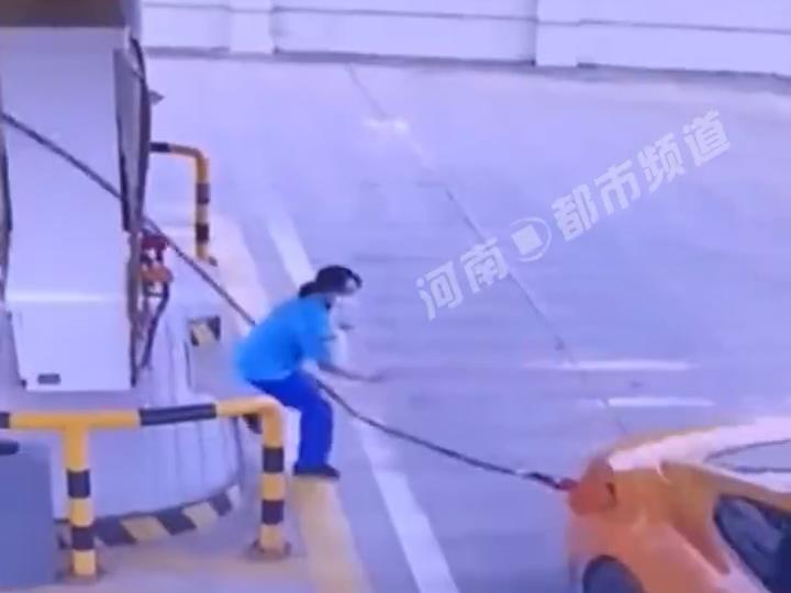 車主加油未拔油槍突然啟動 油槍管擊飛加油員