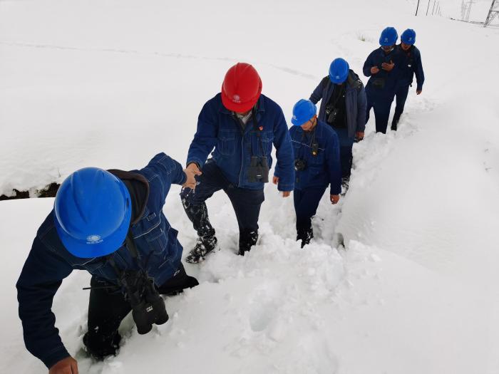 帕米爾高原局地降暴雪 電力部門巡線保供電