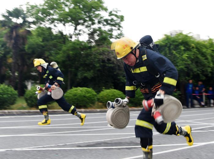 安徽合肥：消防精英上演“速度与激情”