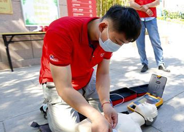为群众生命安全增设保护屏障 泰山广场安装AED自动体外除颤器