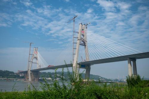 中国高铁最大跨度多塔矮塔斜拉桥首个主塔封顶