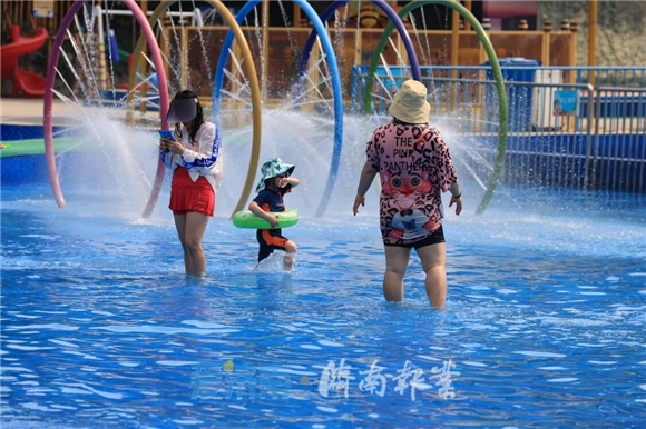 烈日炎炎，泉城市民水中避高温感受清凉