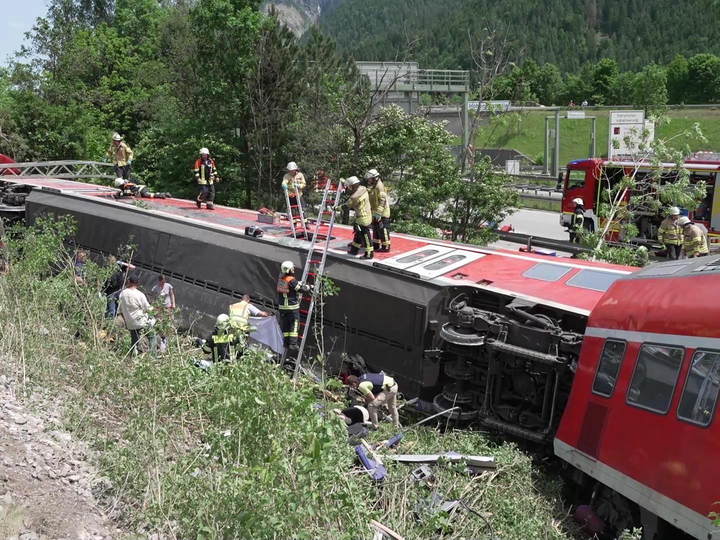 德國(guó)一客運(yùn)火車脫軌 至少4人死亡大約30人受傷