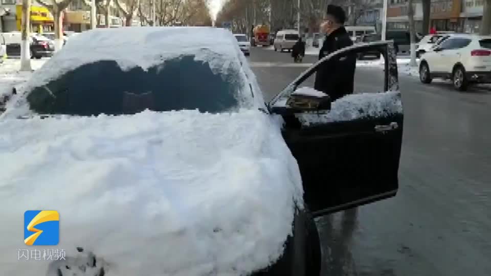 37秒｜暖心！临沂兰山法院干警在送达途中帮市民移车、推车