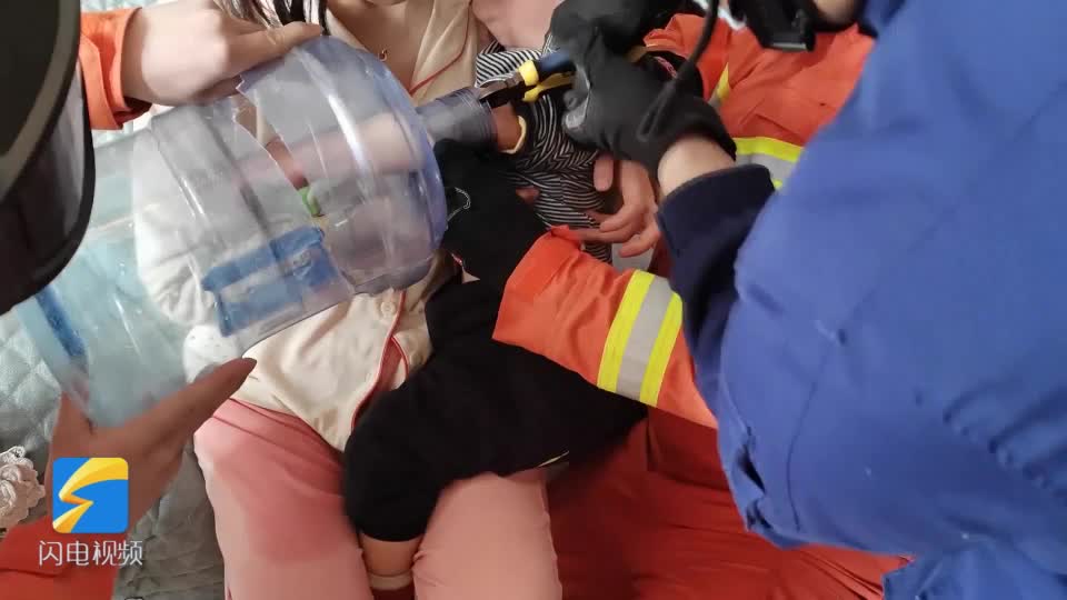 24秒｜疼！临沂2岁男童手臂卡进矿泉水桶 消防员紧急施救