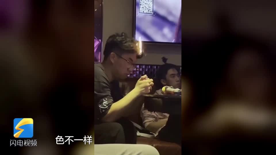 23秒丨傳說中的自然燙！男生KTV玩打火機點燃頭發，當事人：想看看火焰的顏色