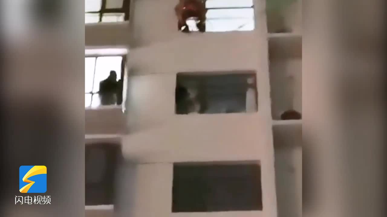滨州一女孩坐窗台欲跳楼 消防员一个“飞踹”将其踹回室内