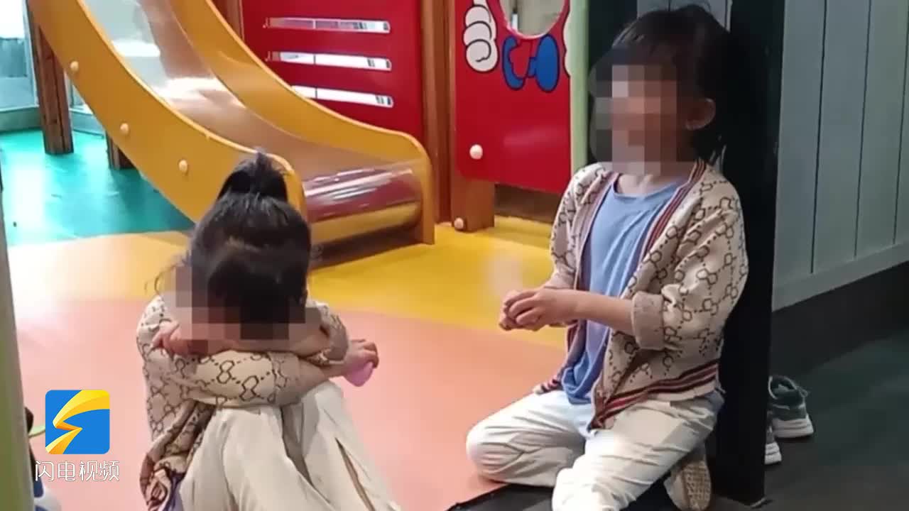 滨州博兴两女孩在机动车道内来回穿梭 他帮她们找到妈妈