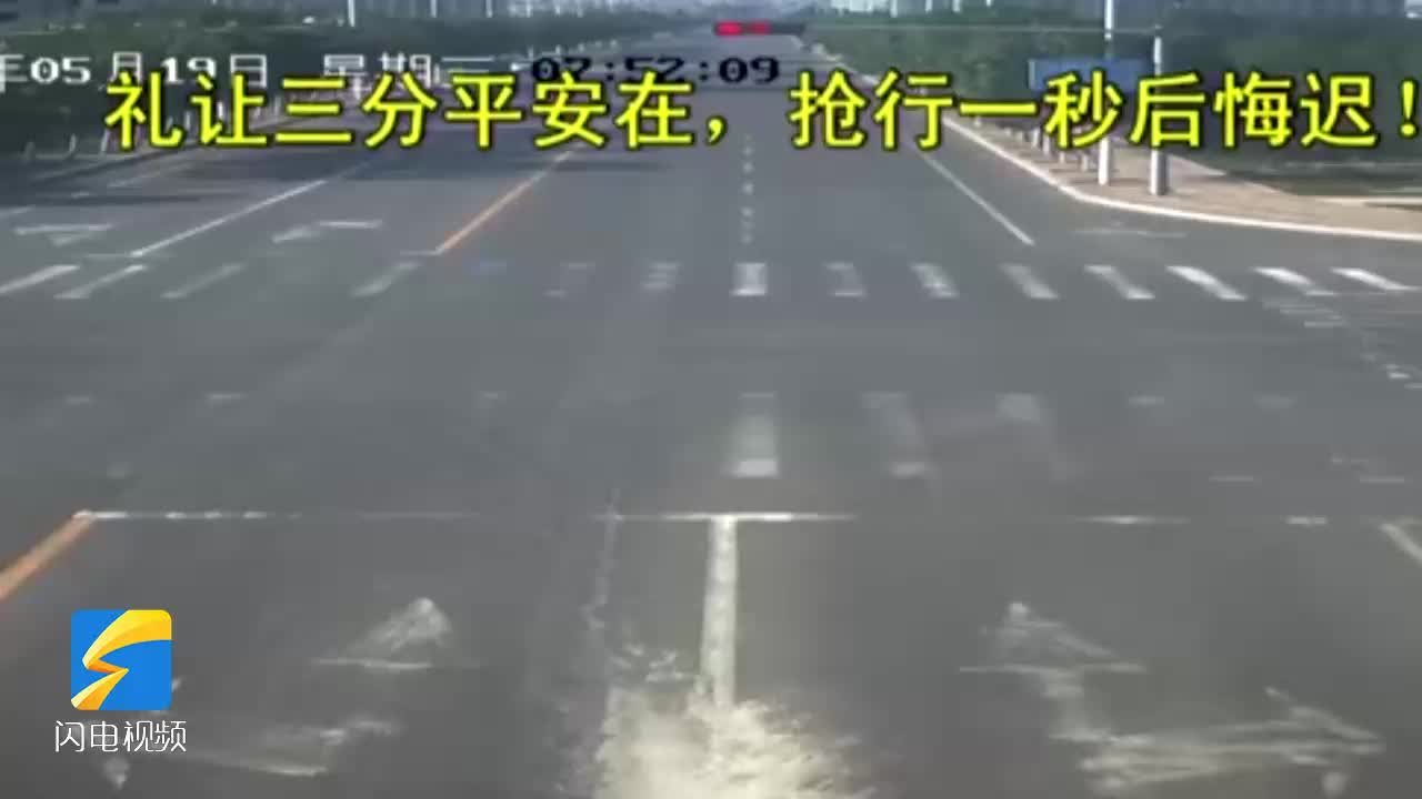 滨州北海三轮汽车黄灯抢行与轿车发生碰撞 所幸双方都未受伤