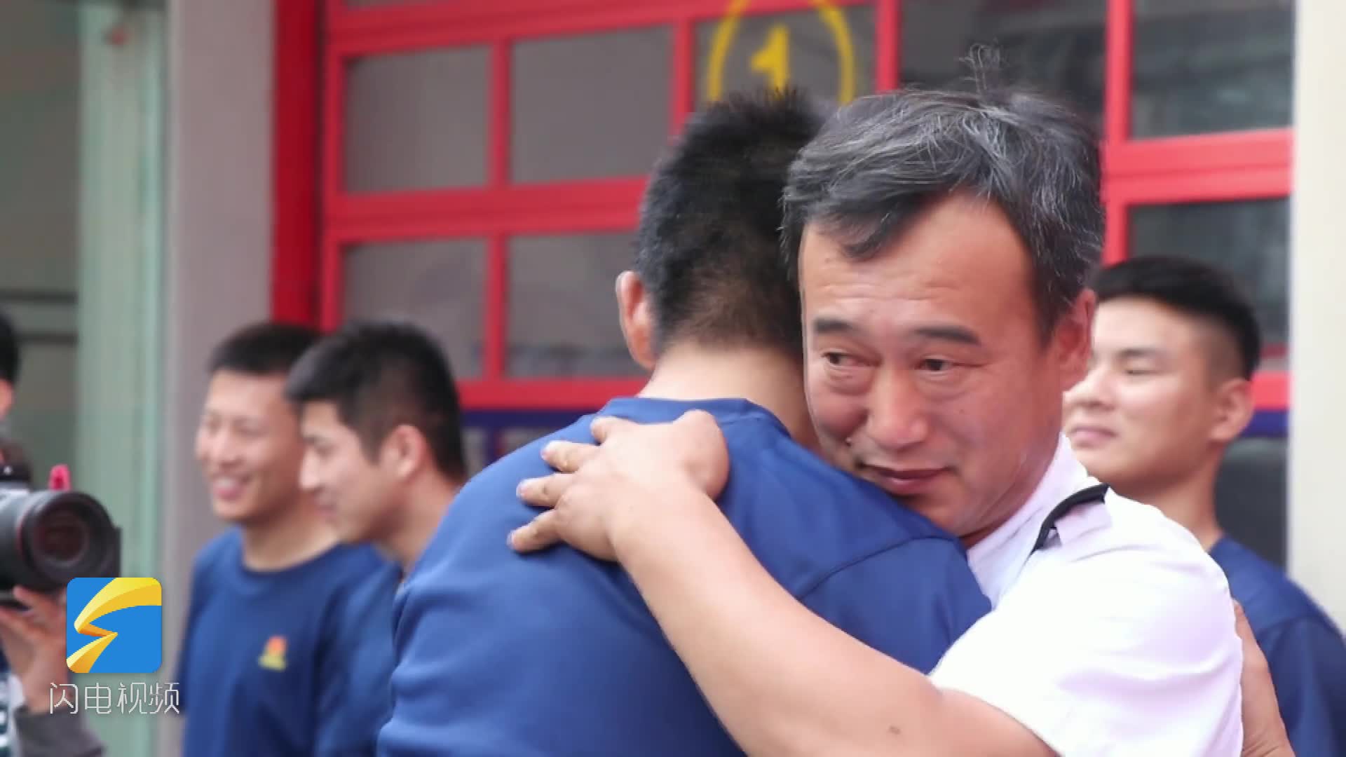泪目！21岁消防员6个月未归家，父亲突然到访消防站给儿子送惊喜