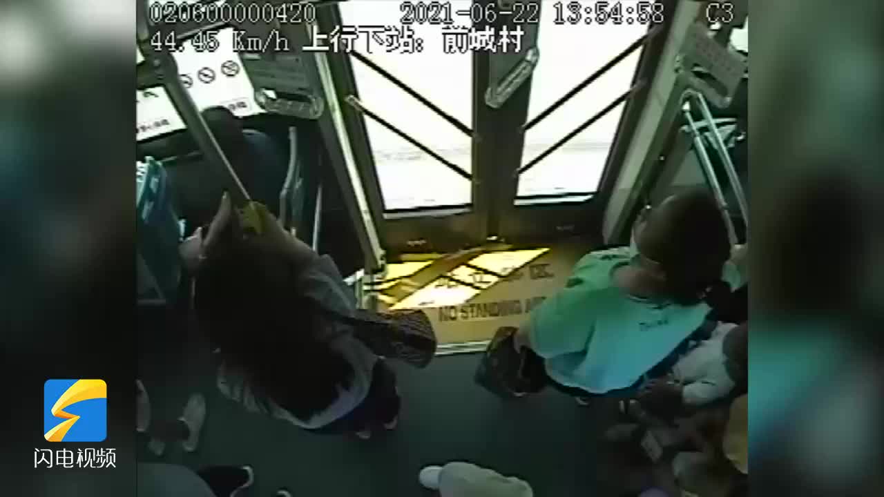邹平一女孩在公交车内晕倒 司机火速将其送医