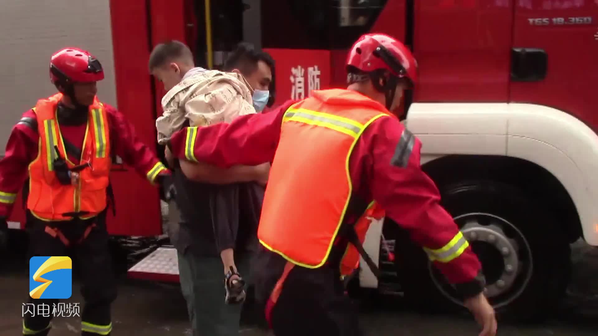滨州一儿童急需就医  消防车秒变“救护车”暖心护送