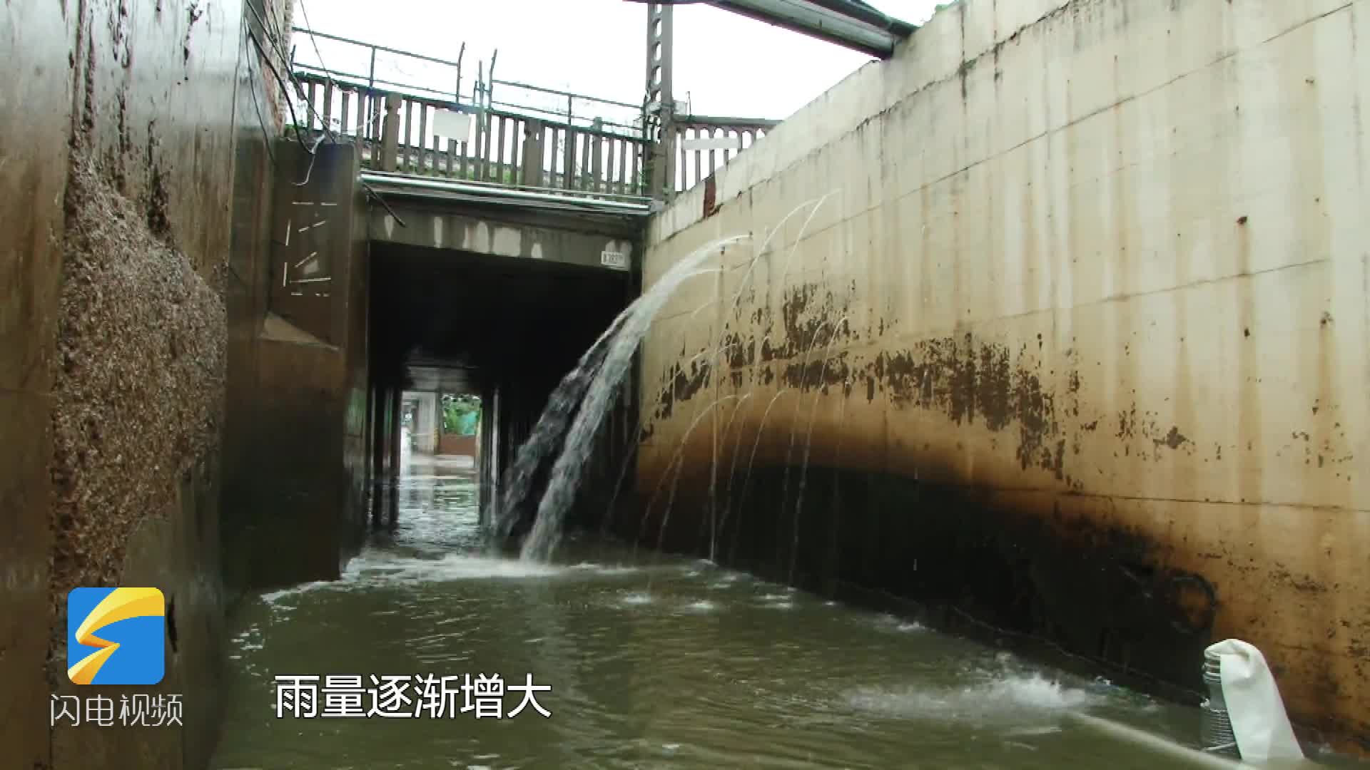 济南：持续降雨 济南农科院路胶济铁路桥下积水最深时达一米三