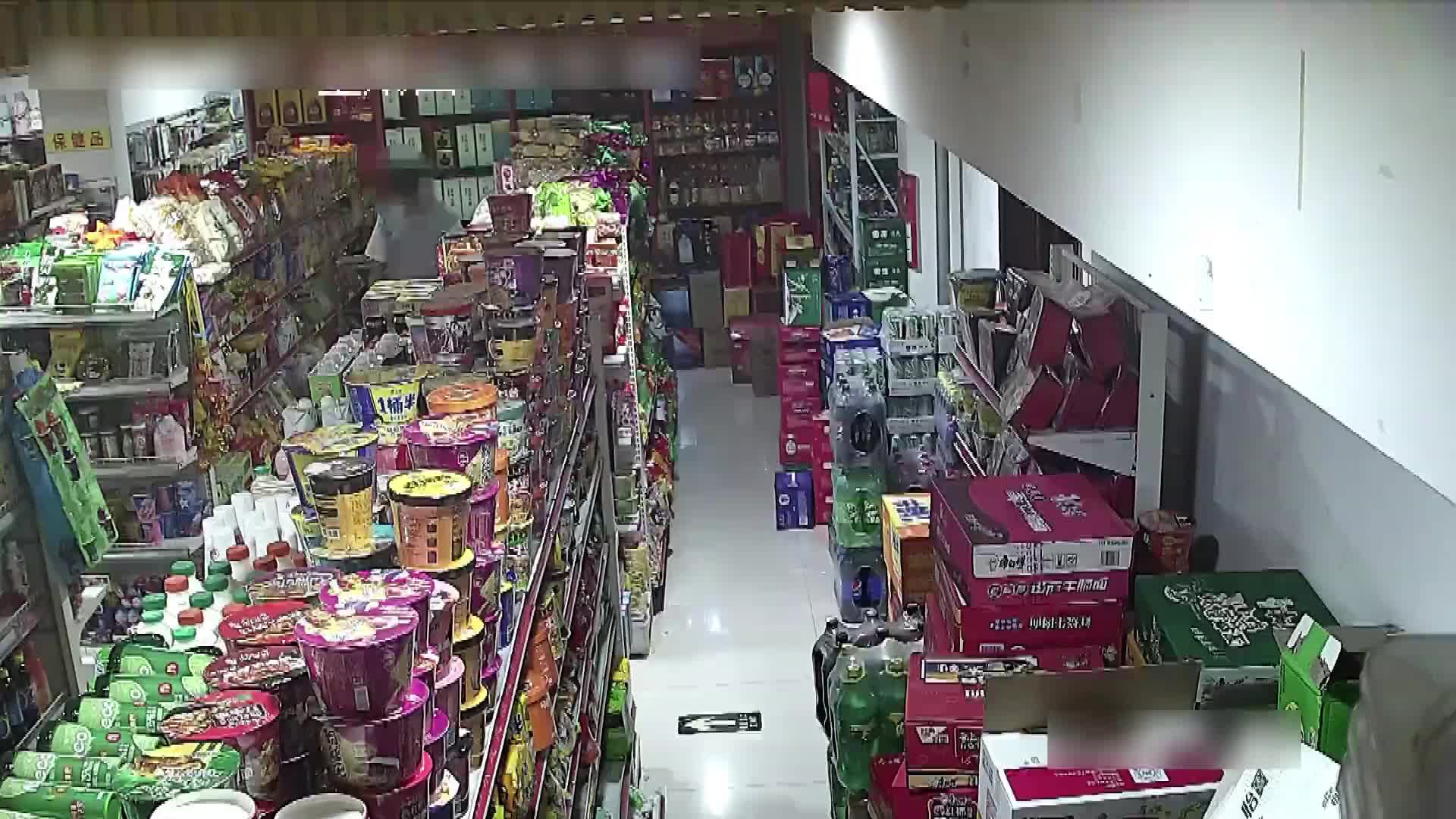监控曝光｜超市偷泡面、酸辣粉“解馋” 　东营一男子盗窃换来8日行拘