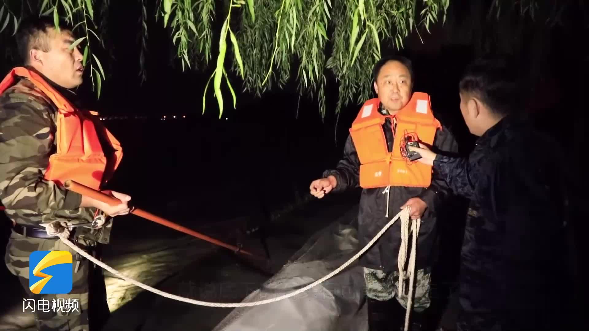 记者夜访黄河防汛 滨城区河务局24小时不间断对险工段进行根石探摸