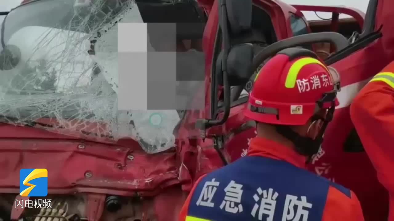 两车相撞 滨州沾化消防雨中紧急救援