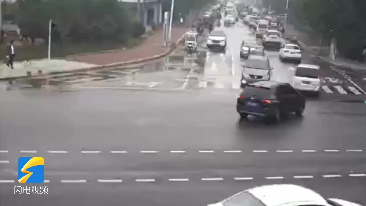 滨州街头两辆机动车经过漫水路段溅起水花影响道路交通安全被处罚