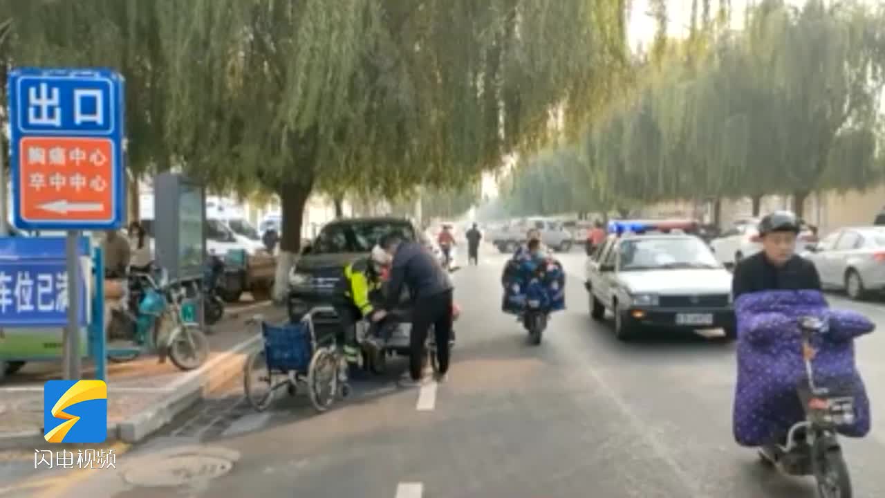 一个小举动，暖了整个秋｜滨州沾化民警街头帮助老人