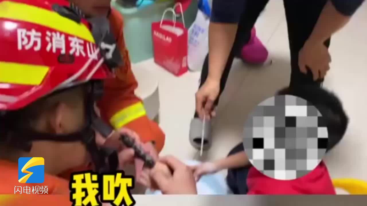 滨州一小孩手指被卡淡定接受救援