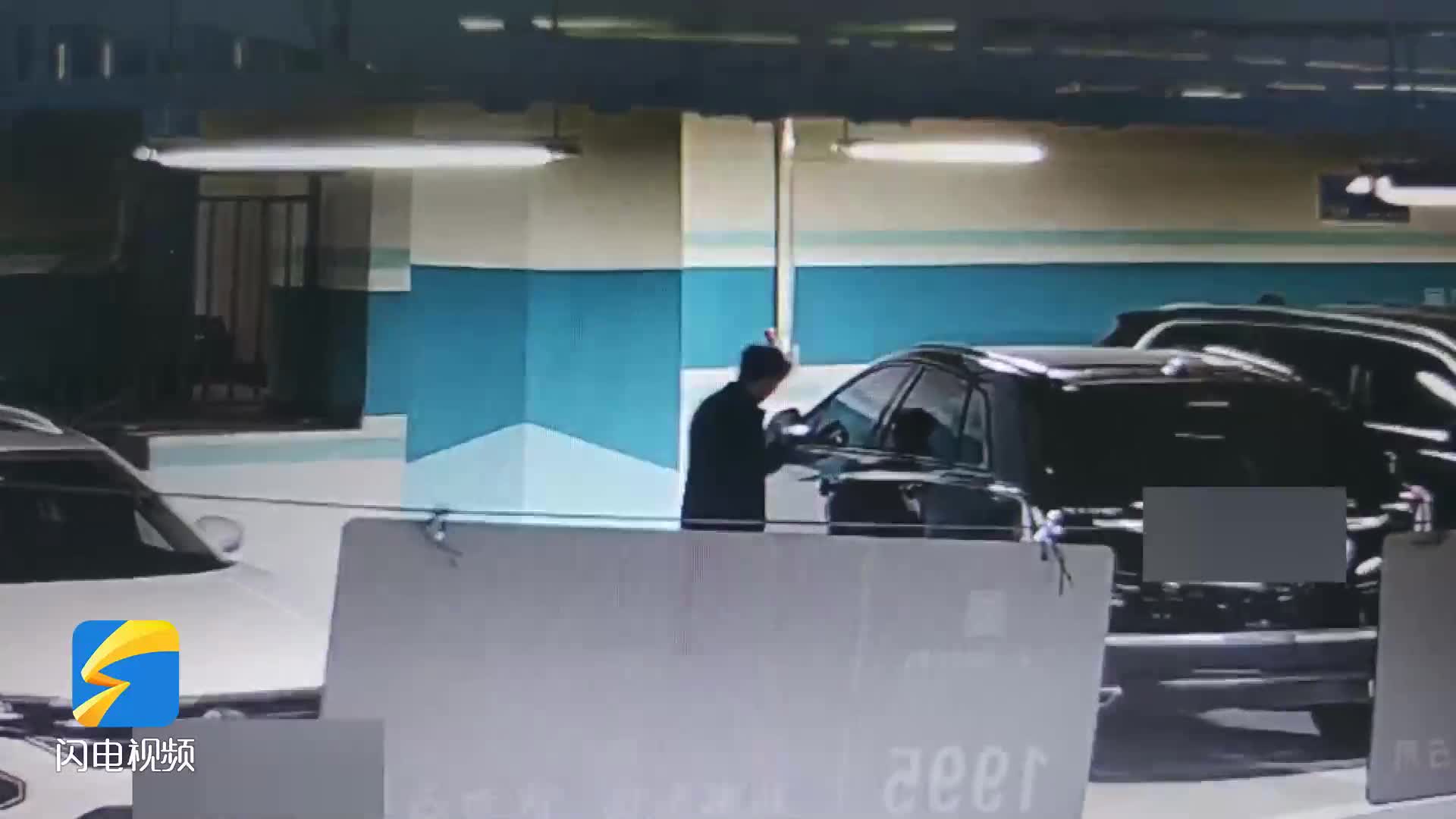 车窗被砸皮包被盗，民警锁定嫌疑人发现原来是“累犯”