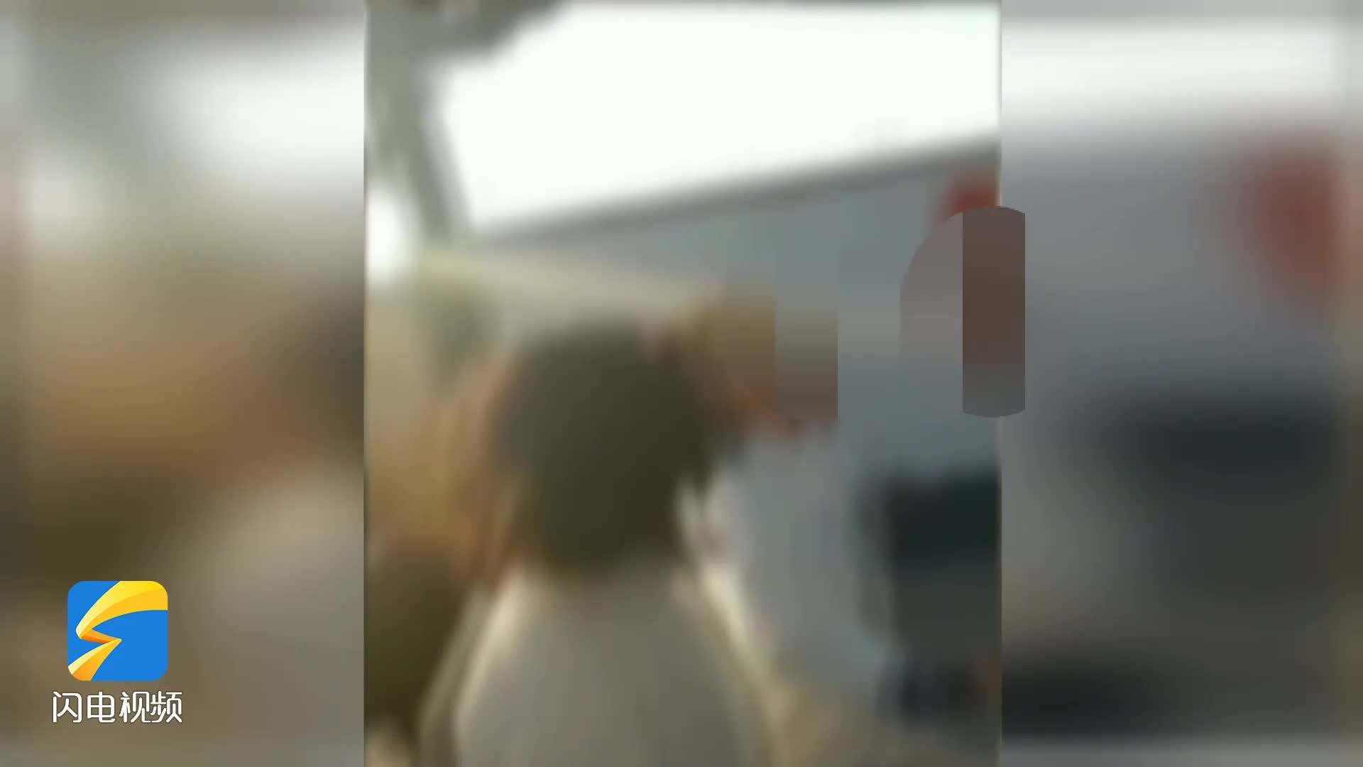 警方通报女孩公交站被逼跪地自扇耳光事件 打人者12岁 与被打女孩曾是朋友