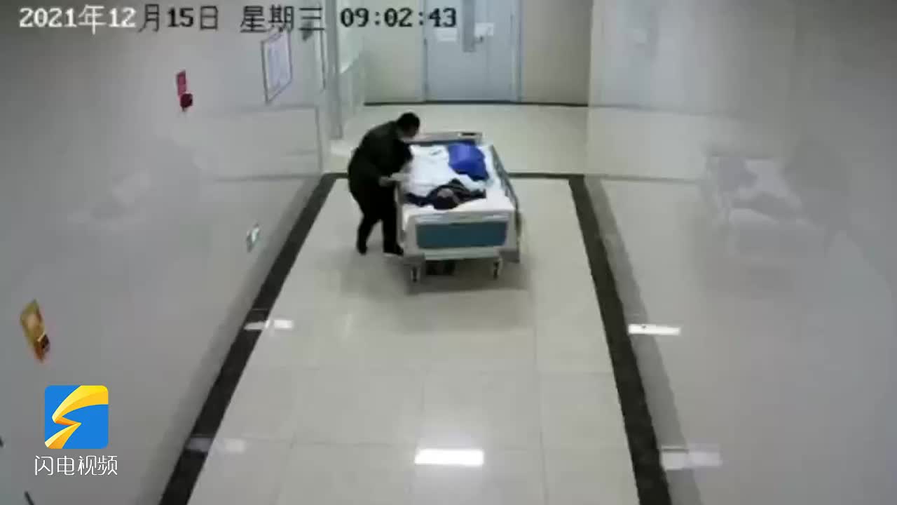生死時速！濱州一女醫(yī)生跪姿實施心肺復(fù)蘇