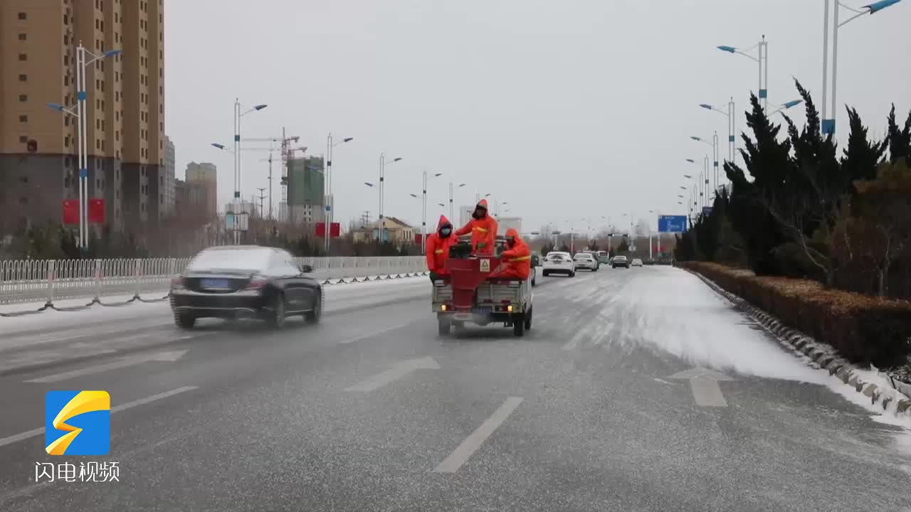 滨州沾化：环卫工人全力扫雪除冰保障城市畅通
