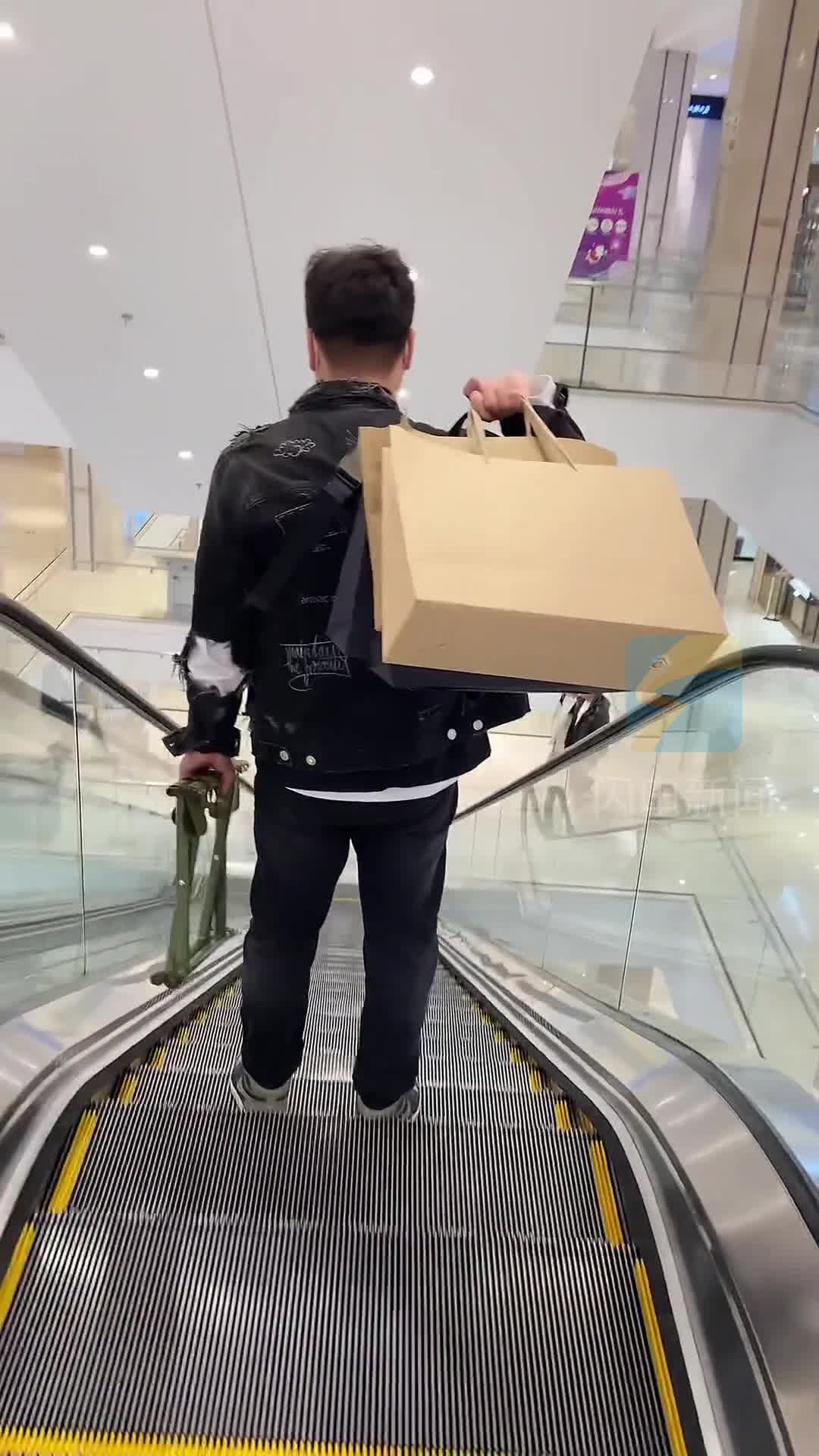老公陪媳妇逛街拎马扎 网友：马扎买好了