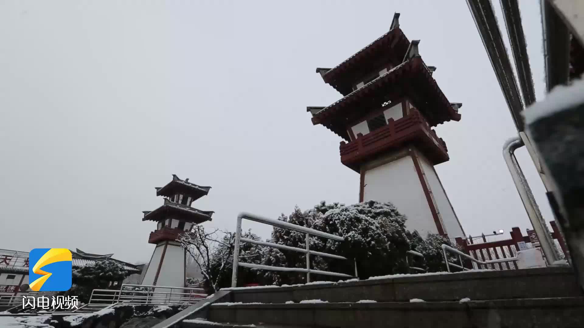 雪晴云淡映青山沂南县汉街雪景为市民增添冬日趣味