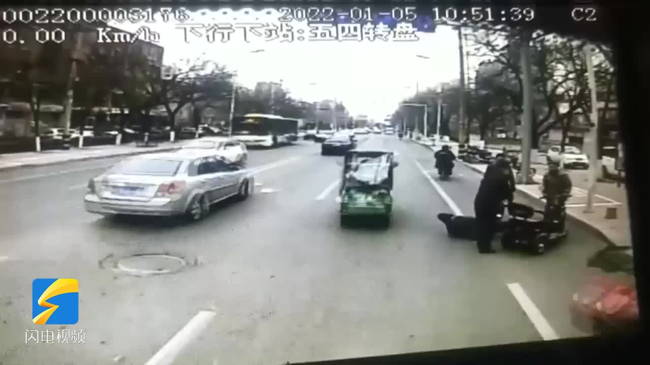 滨州一老人骑三轮车摔倒在路边 公交司机停车拦车将老人扶起