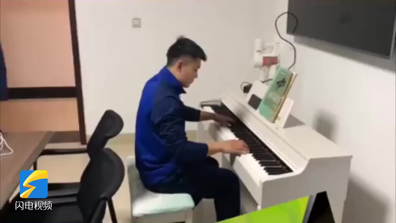 滨州消防员发现队友弹钢琴兴奋记录
